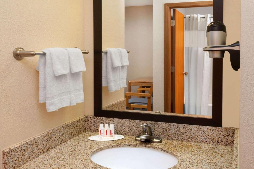 Days Inn by Wyndham Charleston Image 24
