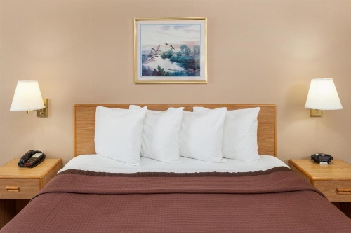 Days Inn by Wyndham Charleston image 7